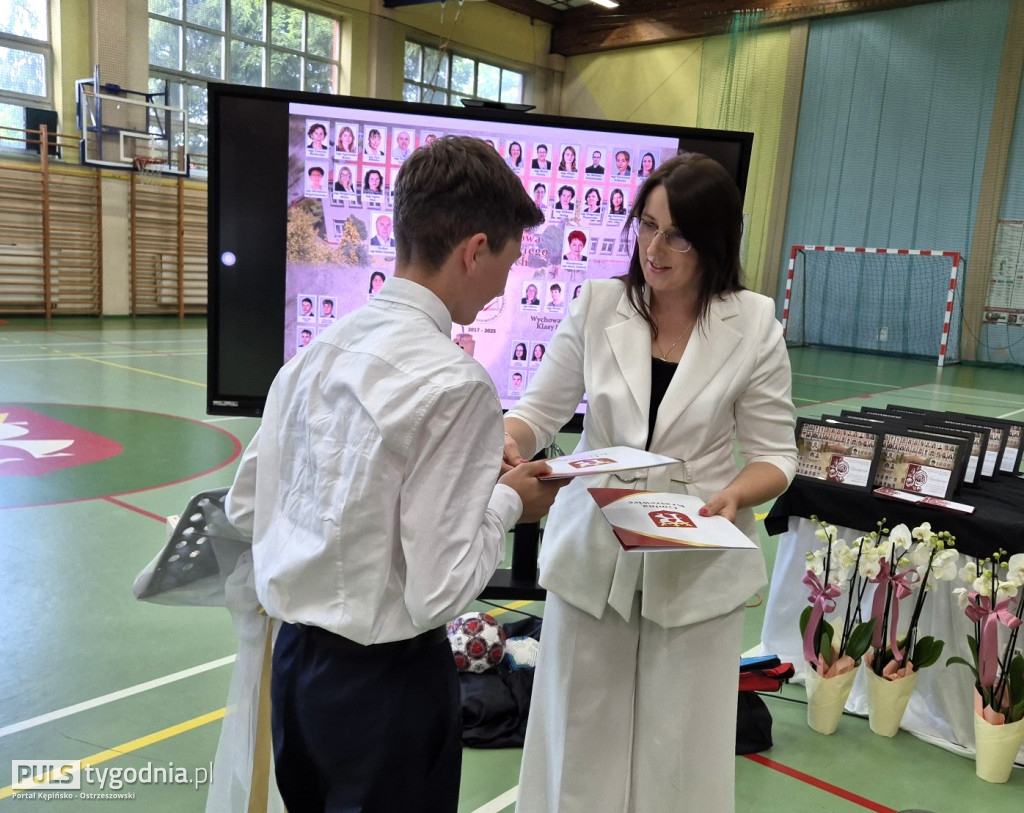 Pożegnanie absolwentów szkoły w Kraszewicach