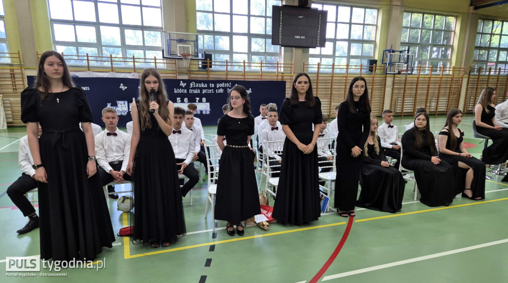 Pożegnanie absolwentów szkoły w Kraszewicach