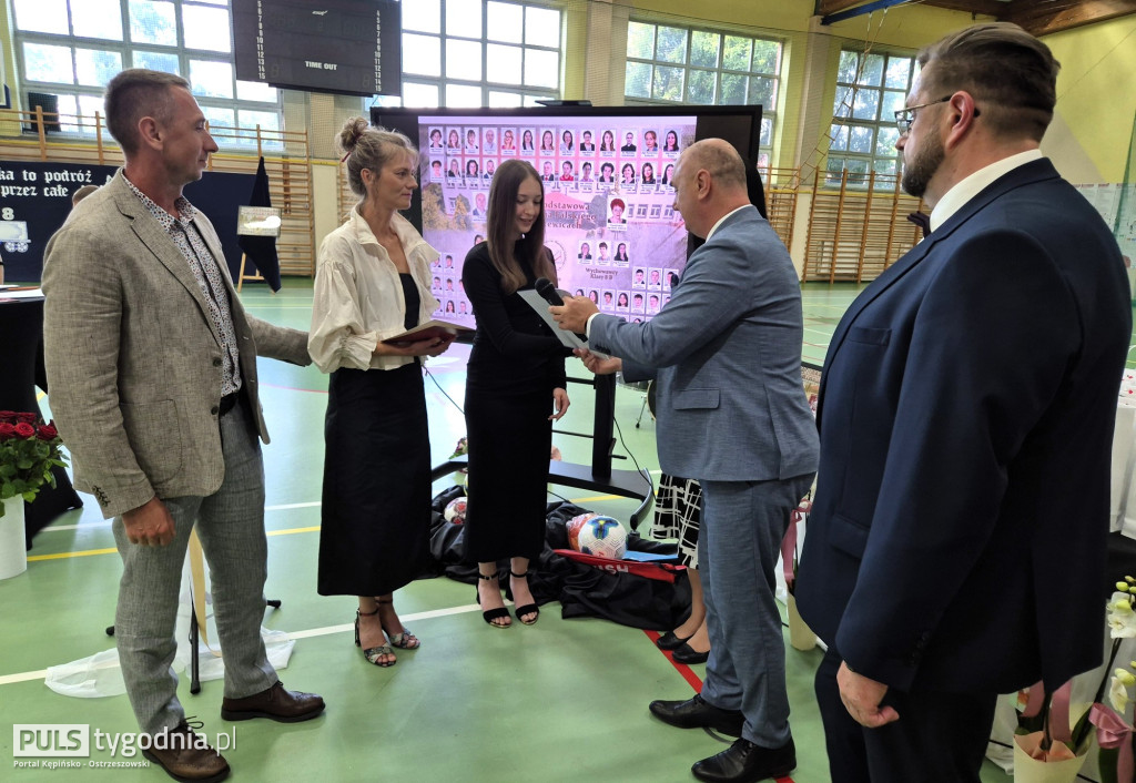 Pożegnanie absolwentów szkoły w Kraszewicach