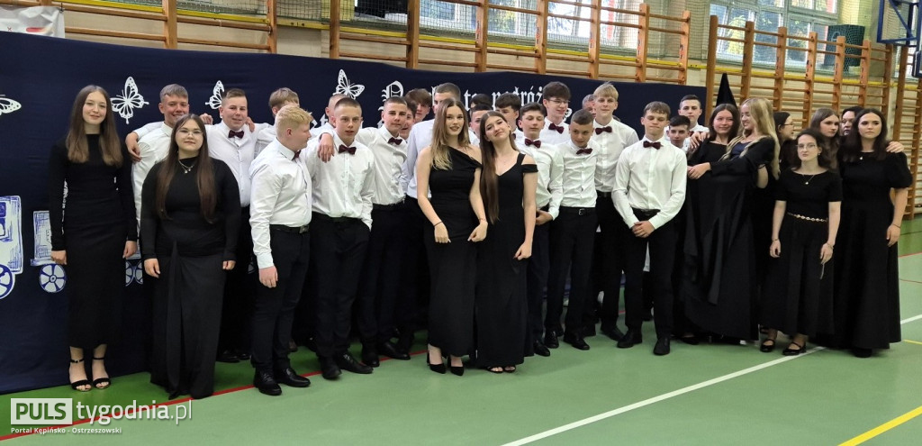 Pożegnanie absolwentów szkoły w Kraszewicach