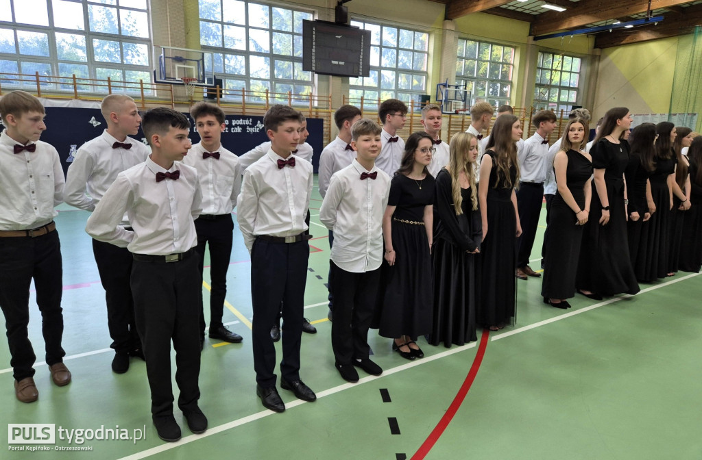 Pożegnanie absolwentów szkoły w Kraszewicach