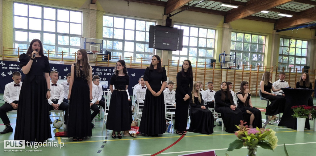 Pożegnanie absolwentów szkoły w Kraszewicach
