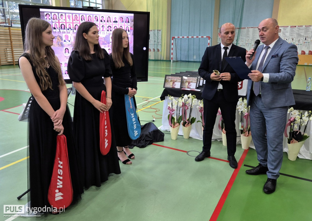 Pożegnanie absolwentów szkoły w Kraszewicach