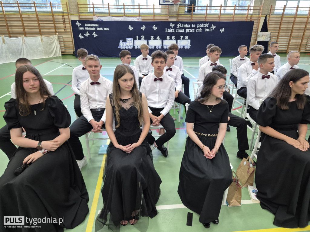 Pożegnanie absolwentów szkoły w Kraszewicach