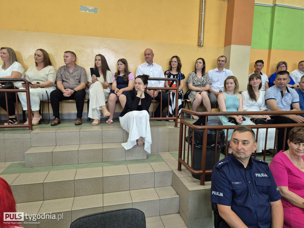 Pożegnanie absolwentów szkoły w Kraszewicach