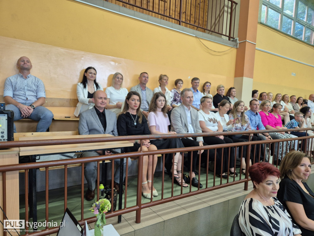 Pożegnanie absolwentów szkoły w Kraszewicach
