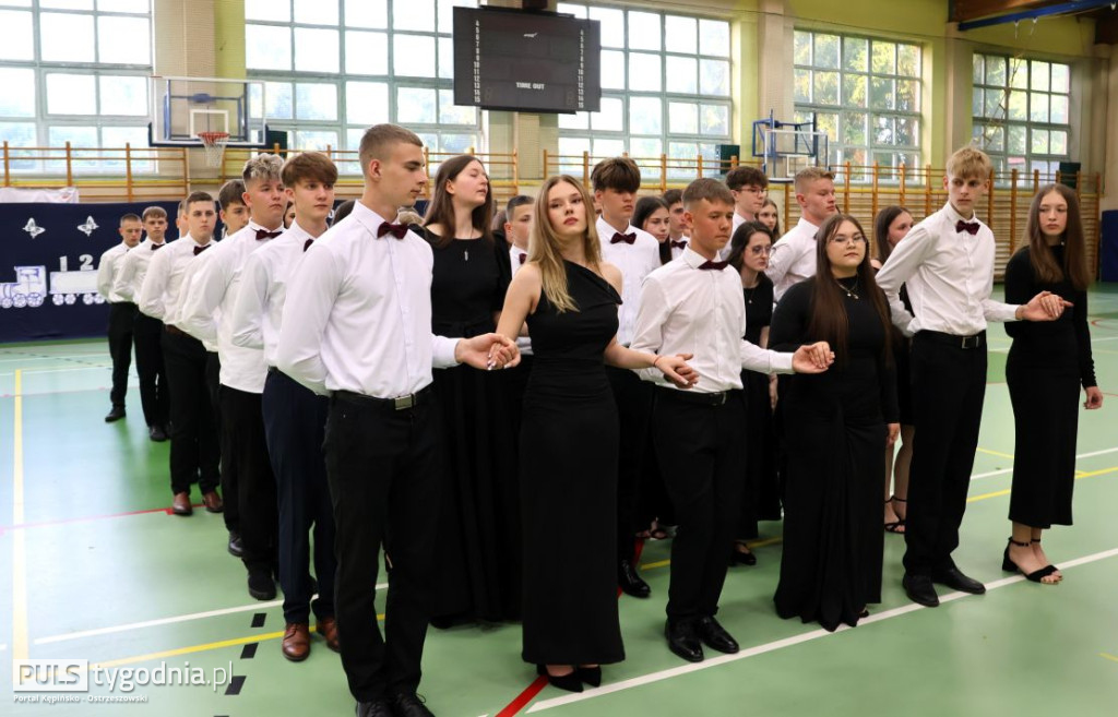 Pożegnanie absolwentów szkoły w Kraszewicach