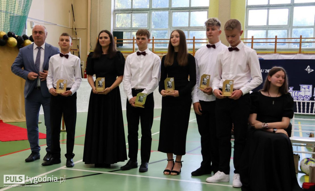 Pożegnanie absolwentów szkoły w Kraszewicach