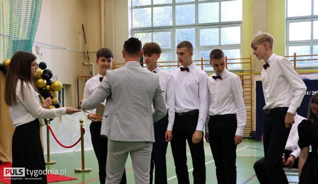 Pożegnanie absolwentów szkoły w Kraszewicach
