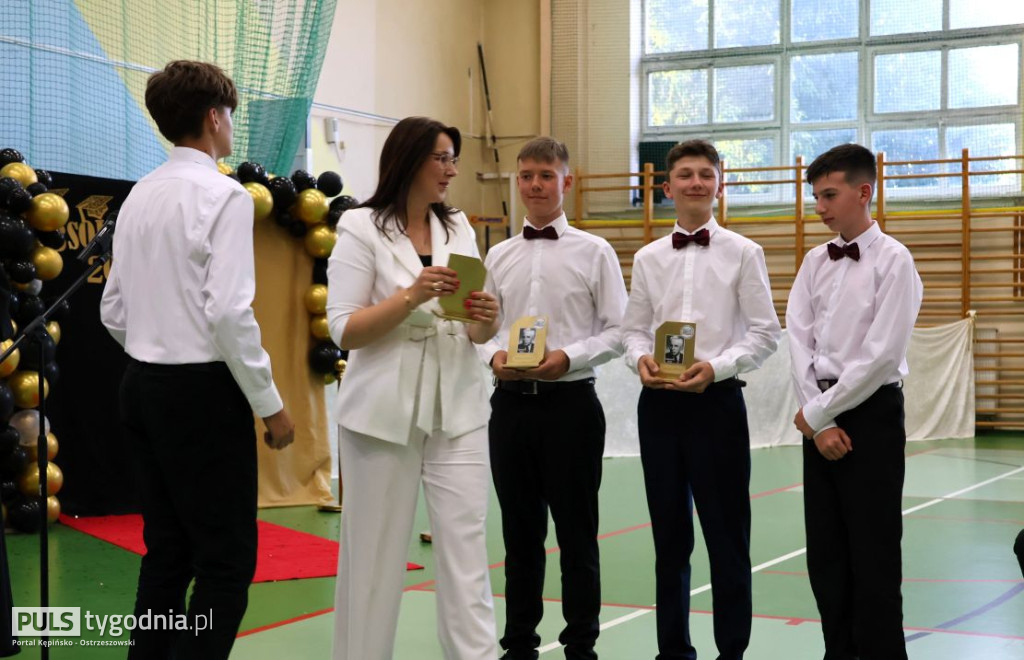 Pożegnanie absolwentów szkoły w Kraszewicach