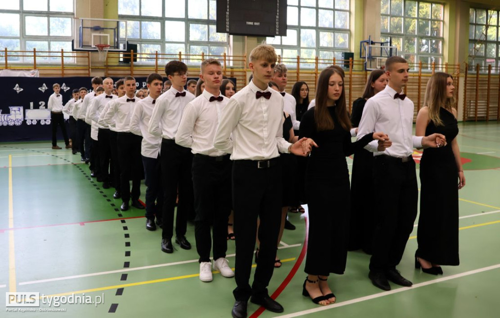 Pożegnanie absolwentów szkoły w Kraszewicach
