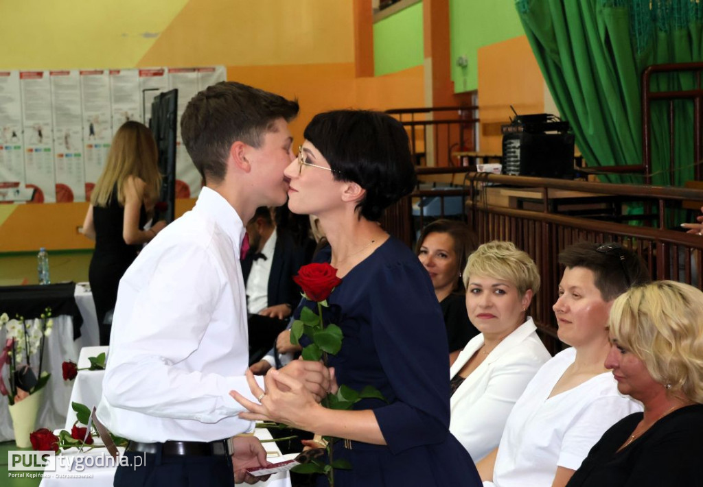 Pożegnanie absolwentów szkoły w Kraszewicach