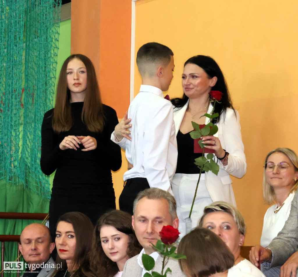 Pożegnanie absolwentów szkoły w Kraszewicach