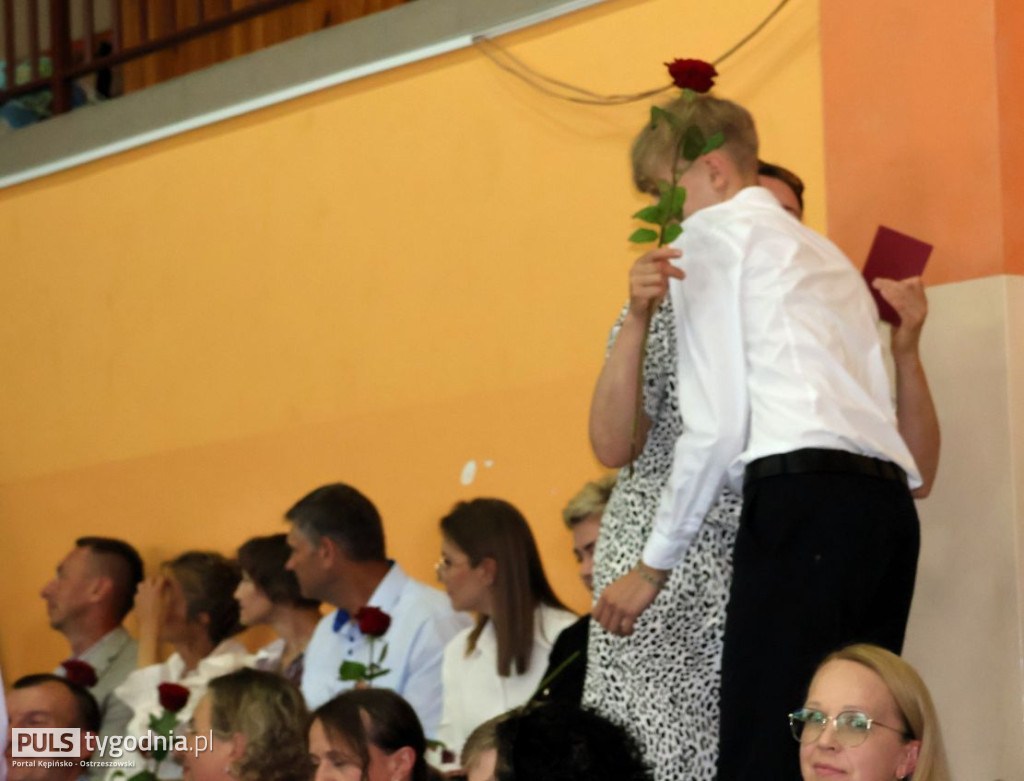 Pożegnanie absolwentów szkoły w Kraszewicach
