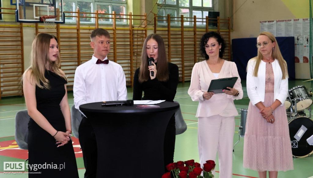 Pożegnanie absolwentów szkoły w Kraszewicach