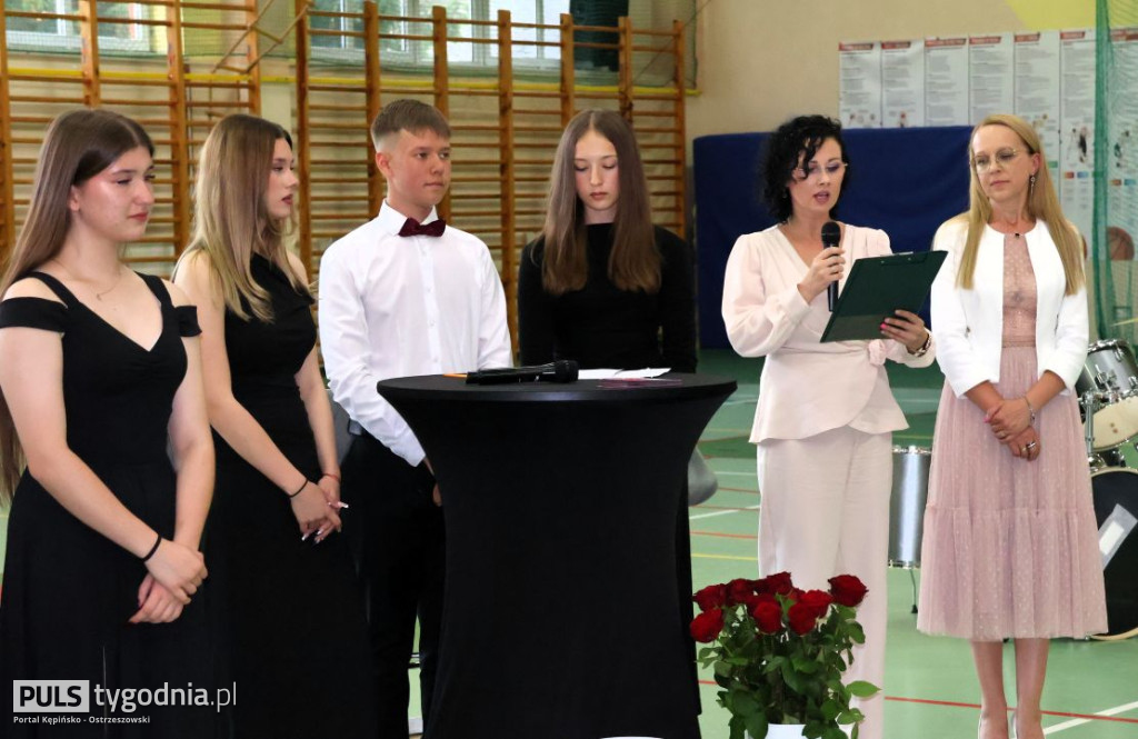 Pożegnanie absolwentów szkoły w Kraszewicach