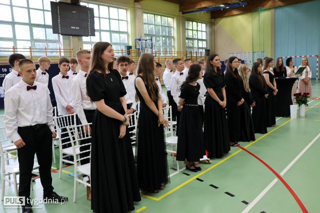 Pożegnanie absolwentów szkoły w Kraszewicach