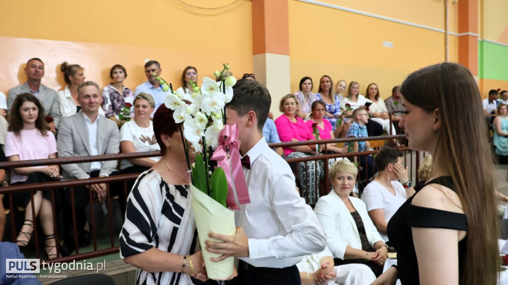 Pożegnanie absolwentów szkoły w Kraszewicach