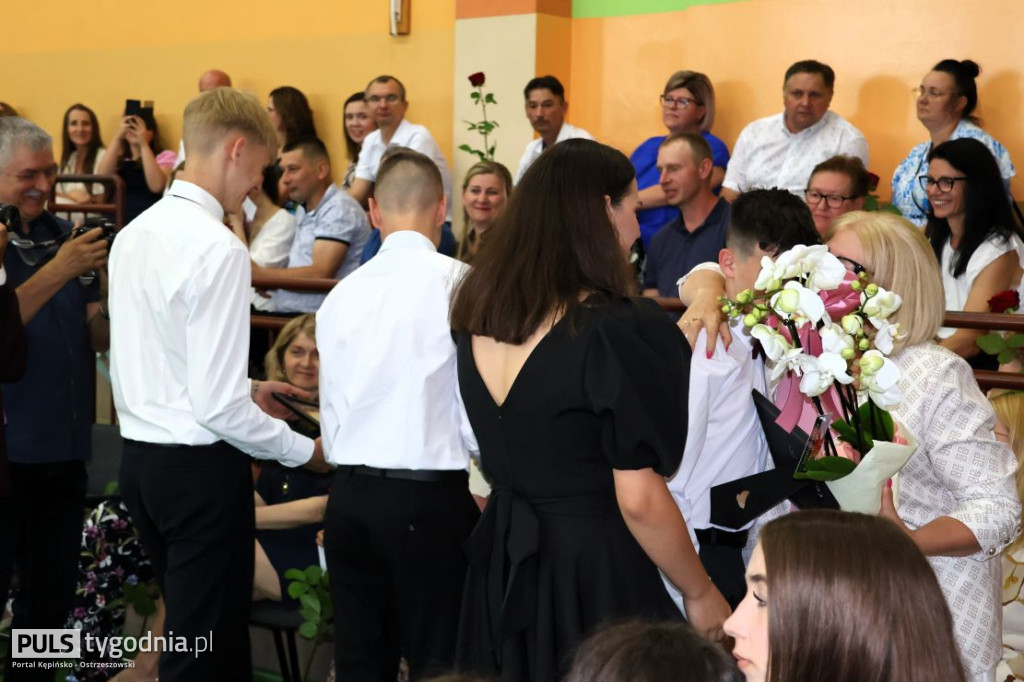 Pożegnanie absolwentów szkoły w Kraszewicach