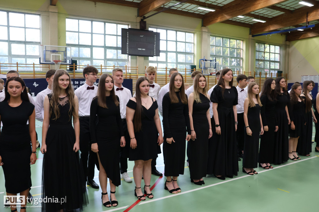 Pożegnanie absolwentów szkoły w Kraszewicach