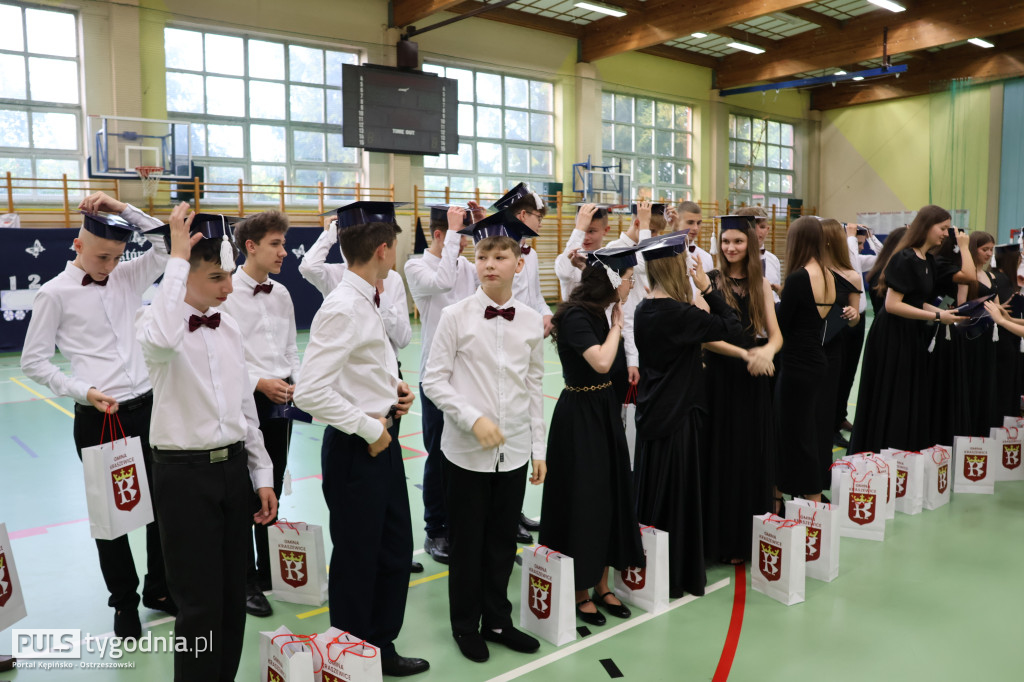 Pożegnanie absolwentów szkoły w Kraszewicach