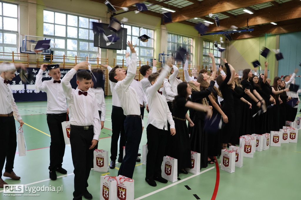 Pożegnanie absolwentów szkoły w Kraszewicach