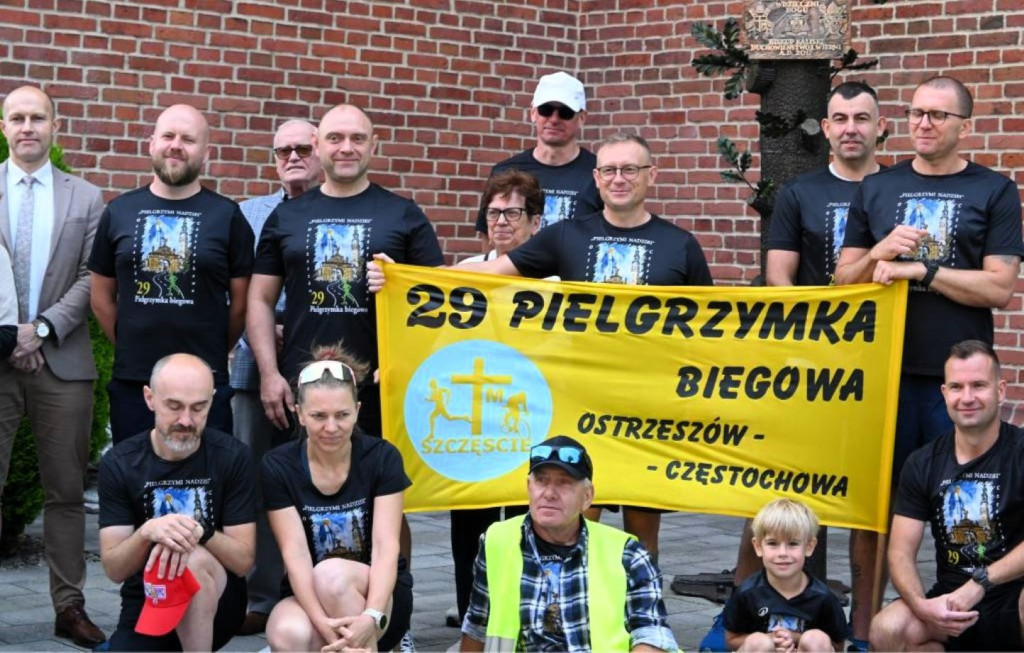 Biegacze wyruszyli na Jasną Górę