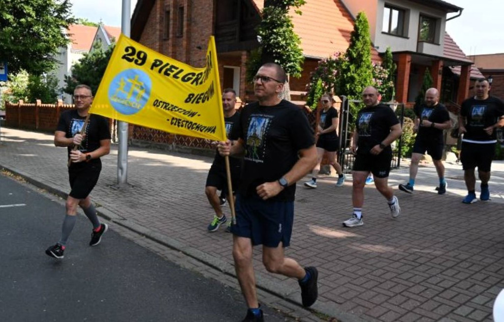 Biegacze wyruszyli na Jasną Górę