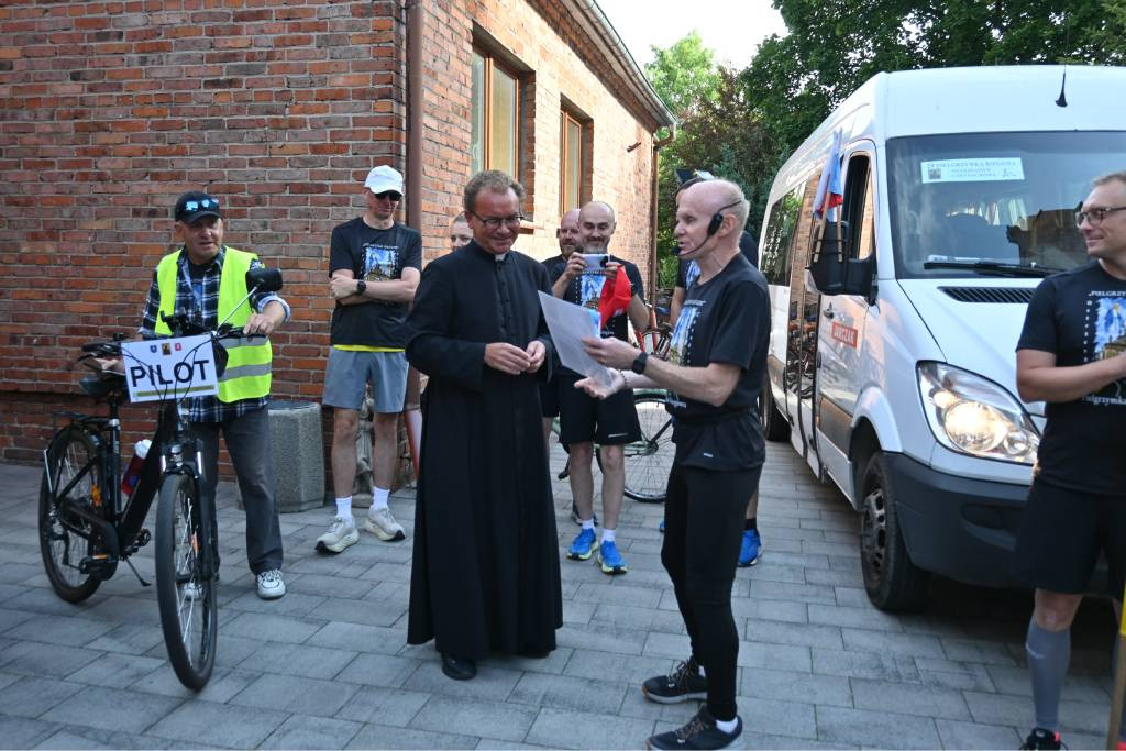 Biegacze wyruszyli na Jasną Górę