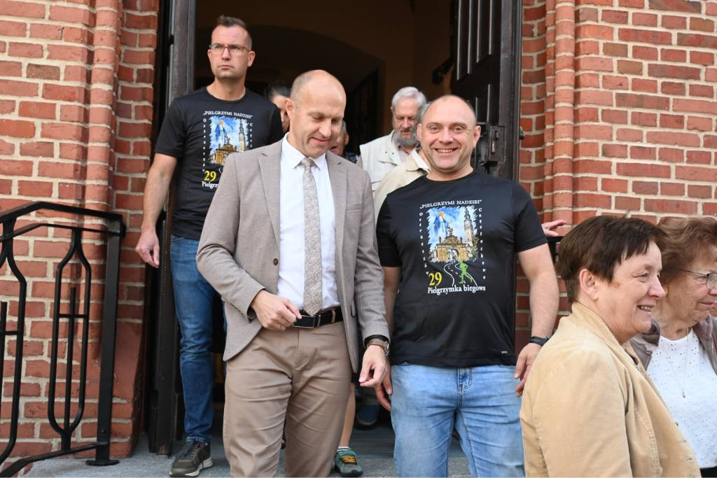 Biegacze wyruszyli na Jasną Górę