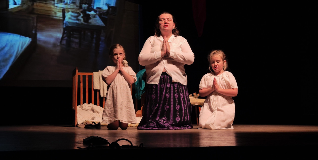 Wystawili spektakl ,,W cieniu wojen\'\'