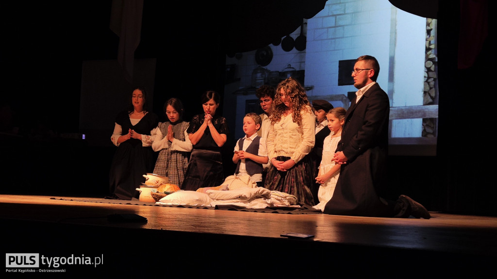 Wystawili spektakl ,,W cieniu wojen\'\'