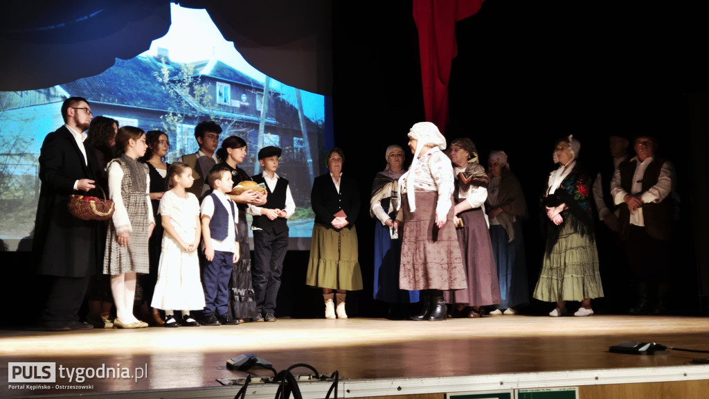 Wystawili spektakl ,,W cieniu wojen\'\'