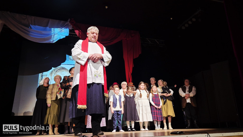 Wystawili spektakl ,,W cieniu wojen\'\'