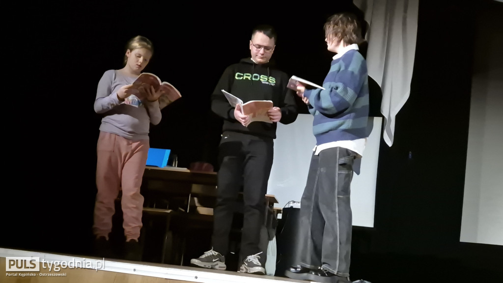 Wystawili spektakl ,,W cieniu wojen\'\'