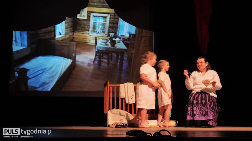 Wystawili spektakl ,,W cieniu wojen\'\'