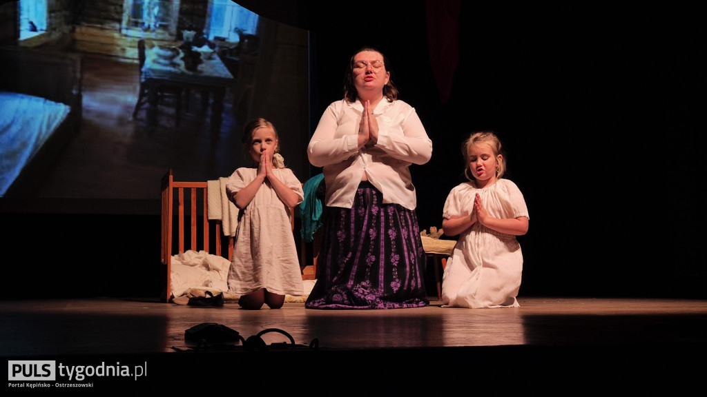 Wystawili spektakl ,,W cieniu wojen\'\'