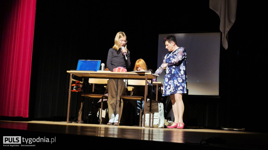 Wystawili spektakl ,,W cieniu wojen\'\'