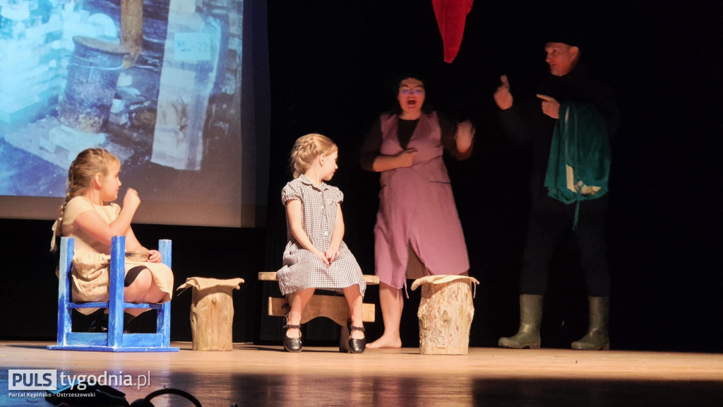 Wystawili spektakl ,,W cieniu wojen\'\'