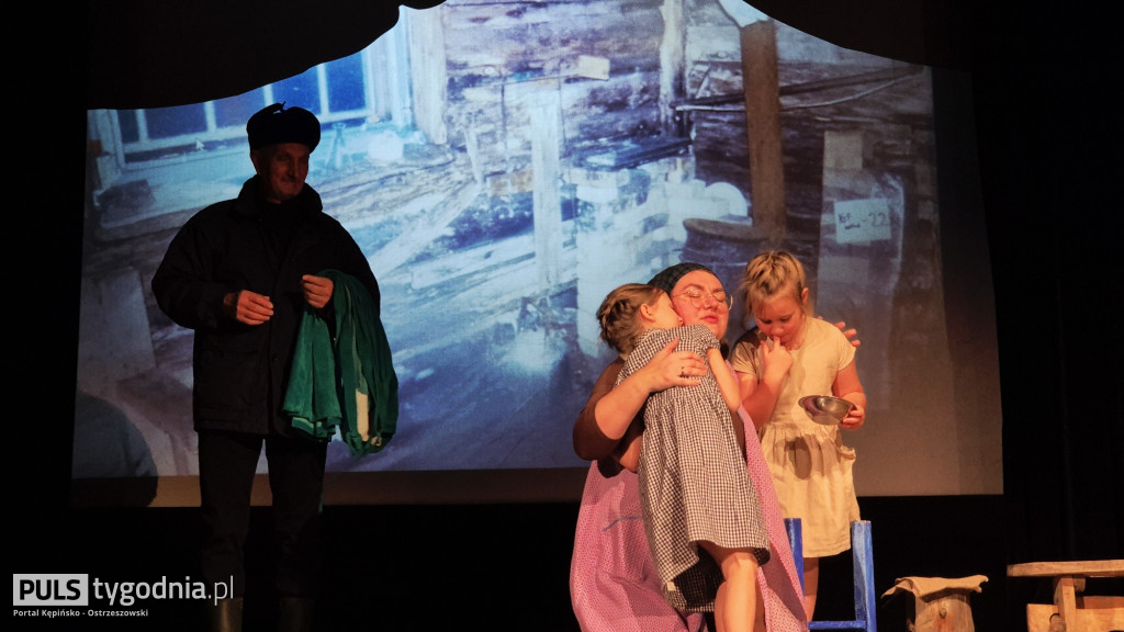Wystawili spektakl ,,W cieniu wojen\'\'
