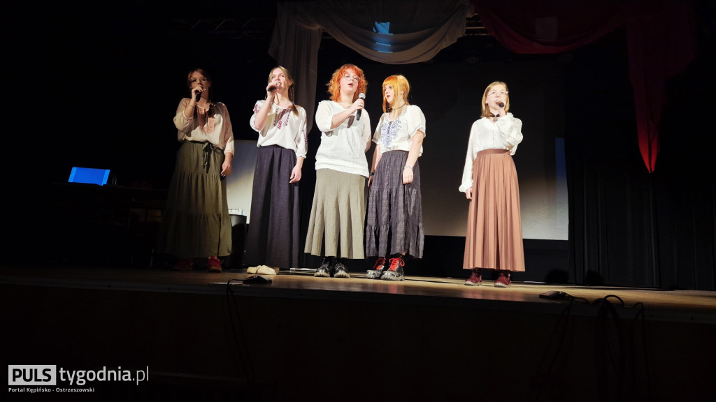 Wystawili spektakl ,,W cieniu wojen\'\'