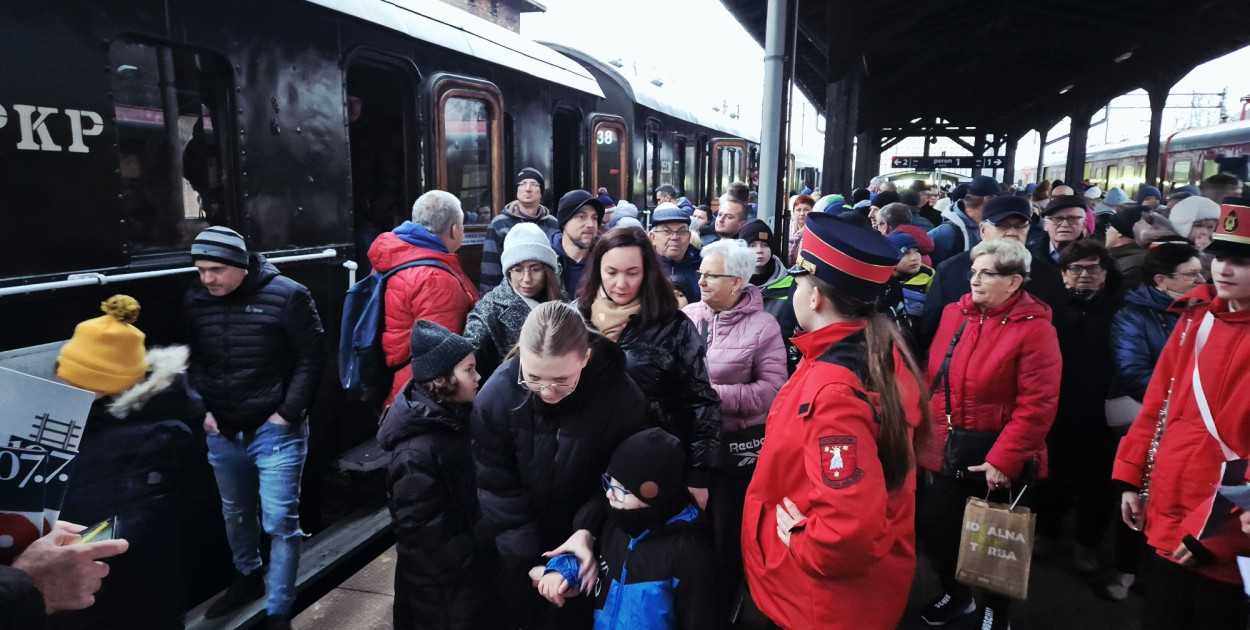 Historyczny pociąg wjechał na stację Ostrzeszów