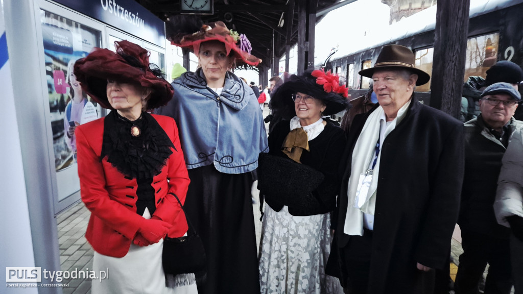 Historyczny pociąg wjechał na stację Ostrzeszów