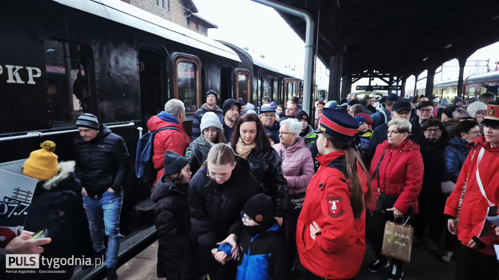 Historyczny pociąg wjechał na stację Ostrzeszów