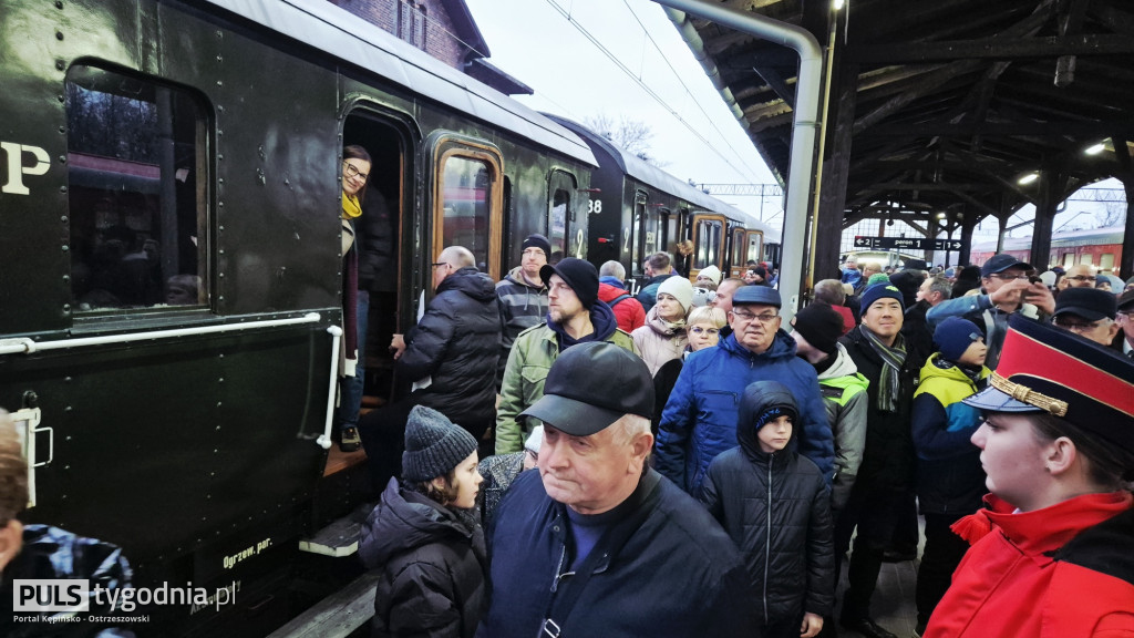 Historyczny pociąg wjechał na stację Ostrzeszów