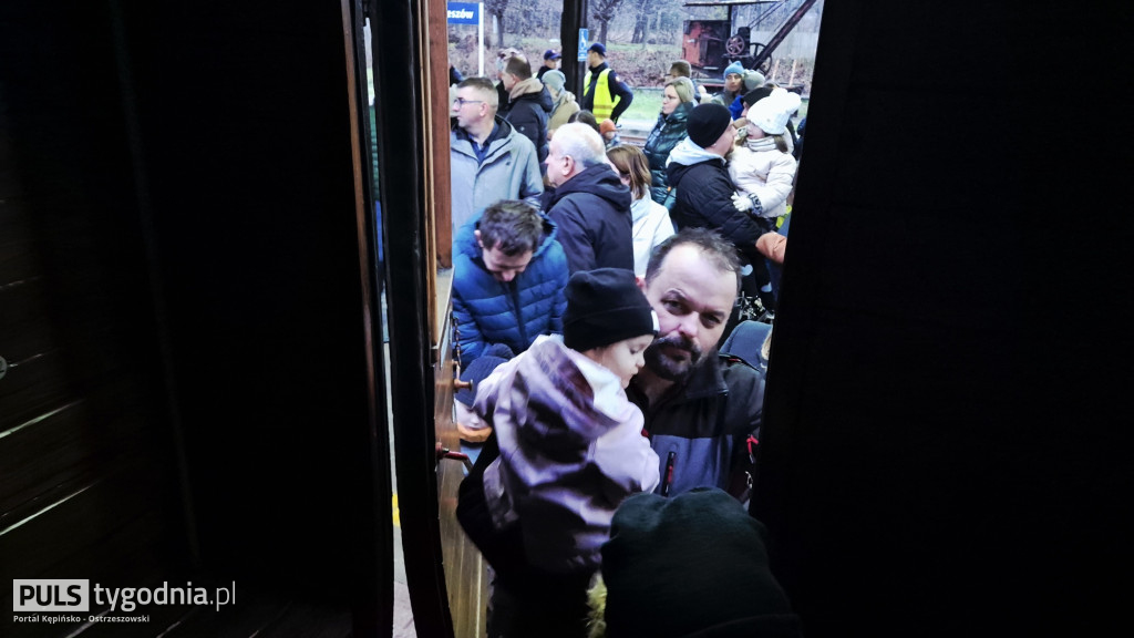 Historyczny pociąg wjechał na stację Ostrzeszów