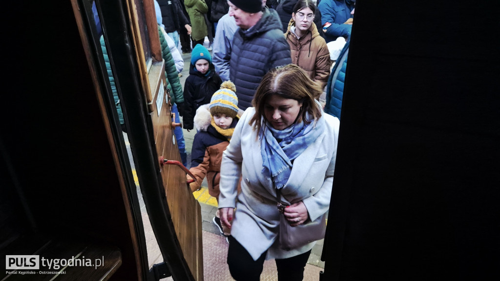 Historyczny pociąg wjechał na stację Ostrzeszów