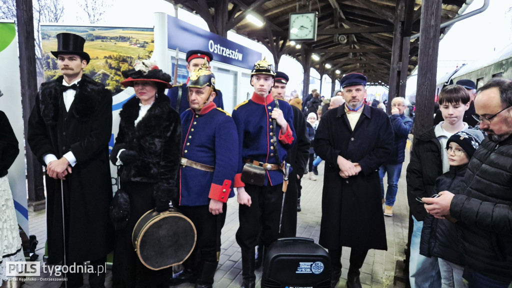 Historyczny pociąg wjechał na stację Ostrzeszów