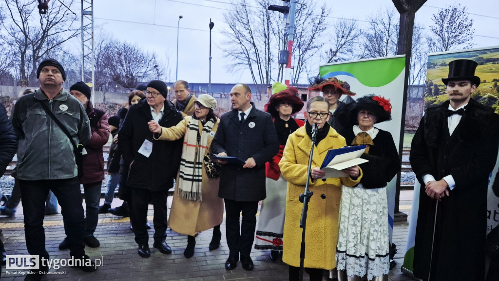 Historyczny pociąg wjechał na stację Ostrzeszów