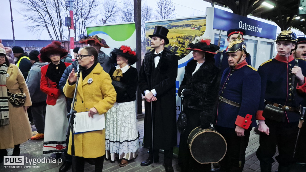 Historyczny pociąg wjechał na stację Ostrzeszów